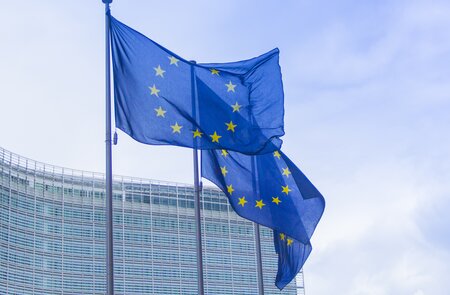 EU-Flagge am Sitz der Europäischen Kommission in Straßburg | © Gettyimages.com/VEX Collective